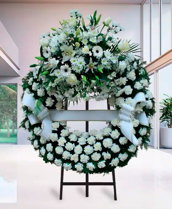 Corona Funeraria de claveles blancos para Tanatorio El Granadal